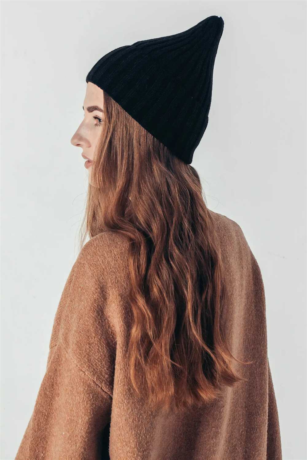 How to wear a beanie with long hair girl
