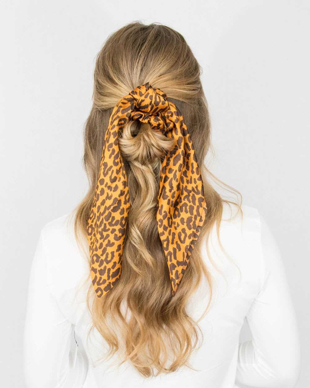 How to wear a scrunchie scarf