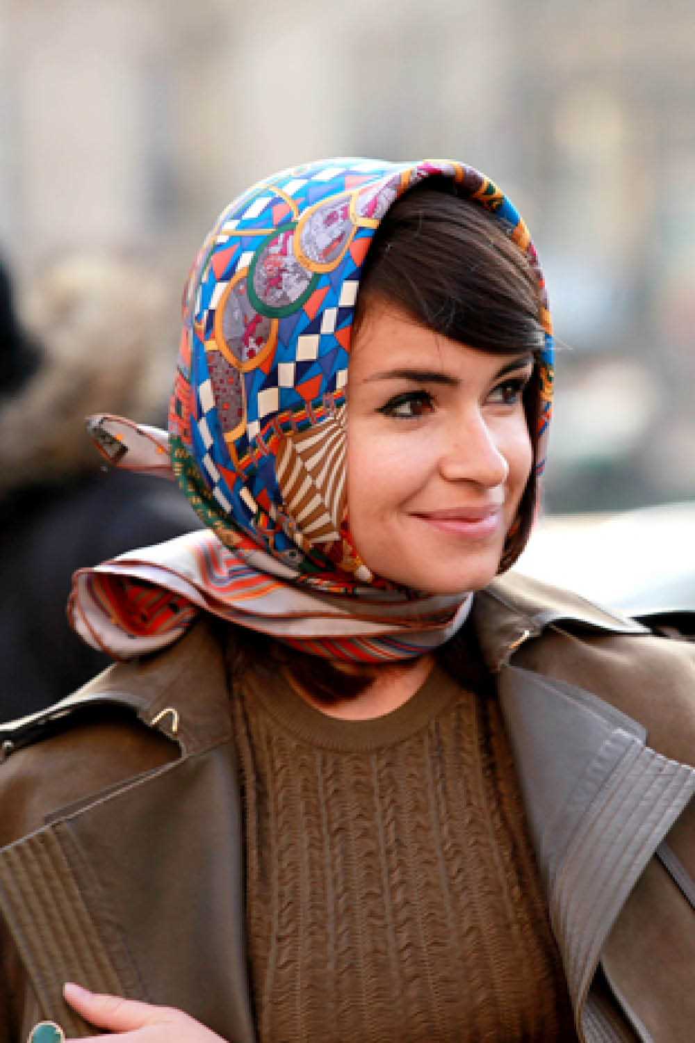 Benefits of wearing a silk scarf
