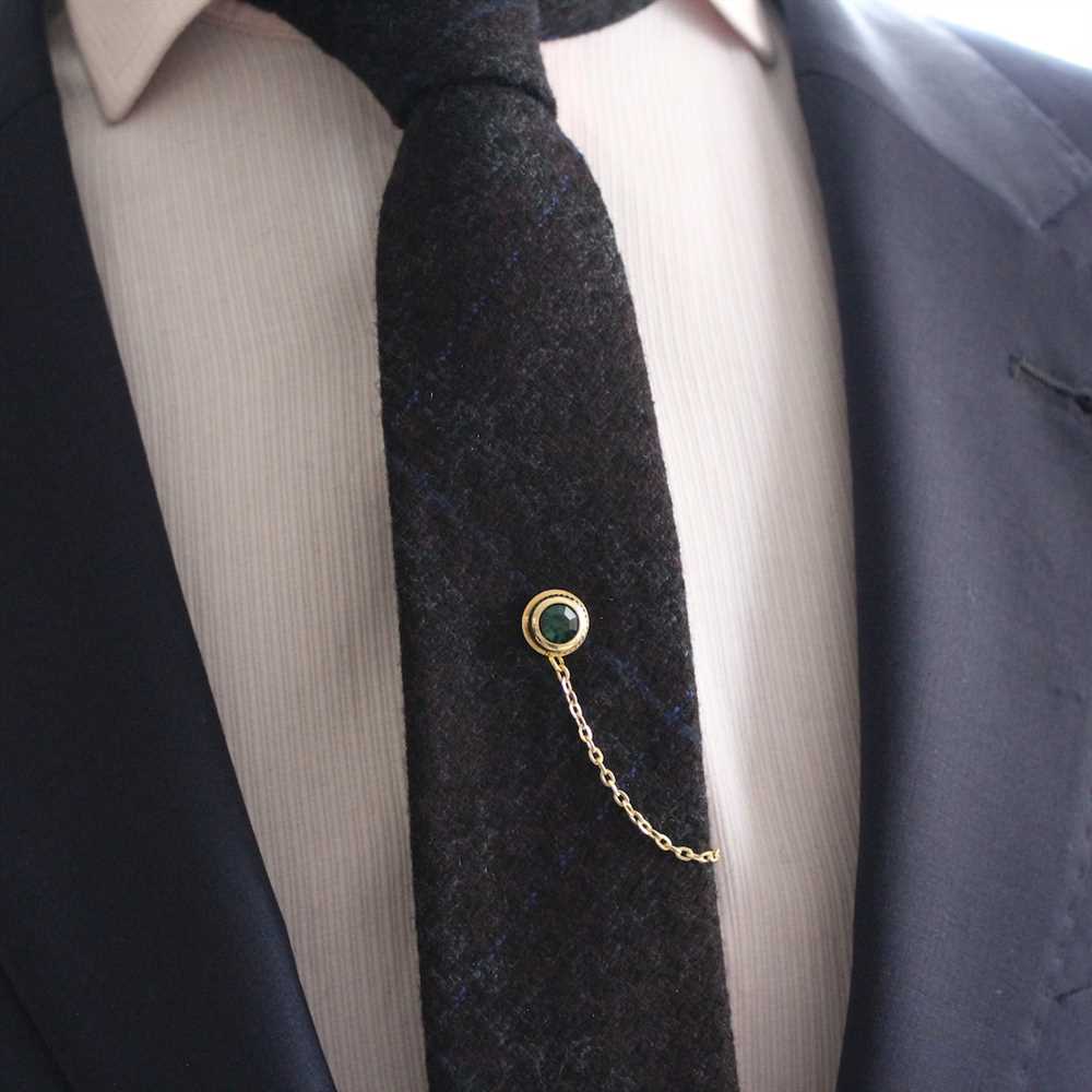 How to wear a tie tack